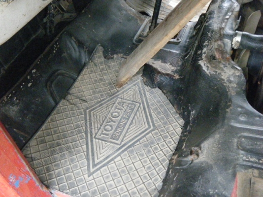 รถสองแถว 4 ล้อใหญ่ ยี่ห้อ ISUZU