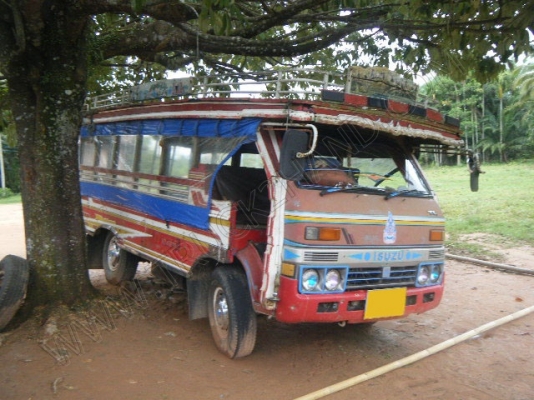รถสองแถว 4 ล้อใหญ่ ยี่ห้อ ISUZU