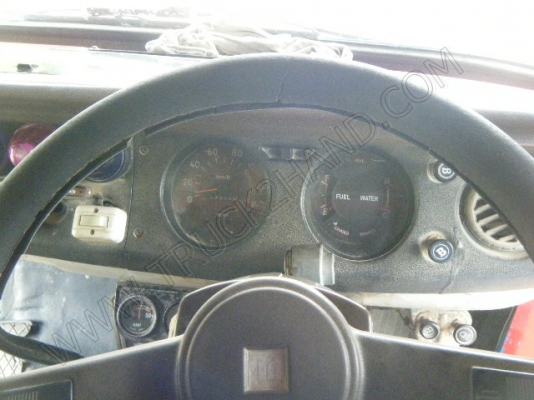 รถสองแถว 4 ล้อใหญ่ ยี่ห้อ ISUZU