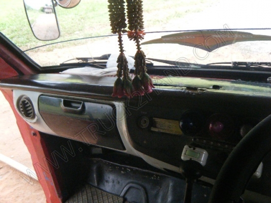 รถสองแถว 4 ล้อใหญ่ ยี่ห้อ ISUZU