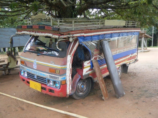 รถสองแถว 4 ล้อใหญ่ ยี่ห้อ ISUZU