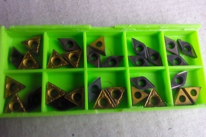 เม็ดมีดกลึงแบบเอาไปติดยึดกับปลายด้ามมีดกลึ่งได้เลยทั่วไป มีหลายแบบ