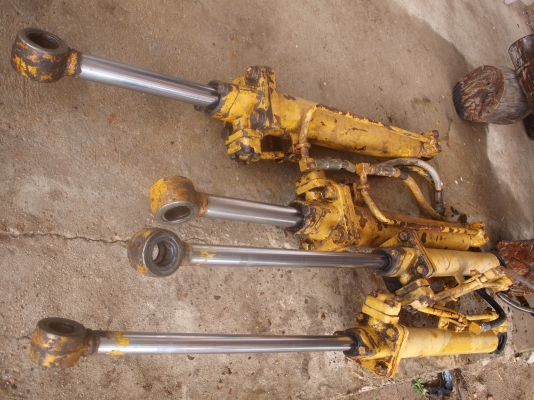 ขายอะไหล่ กระบอกไฮดรอลิค KOMATSU D20S-3