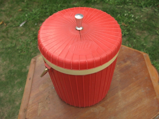 กระติกน้ำสามใบ กระติกน้ำสามใบ