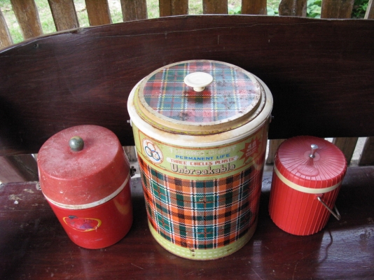 กระติกน้ำสามใบ