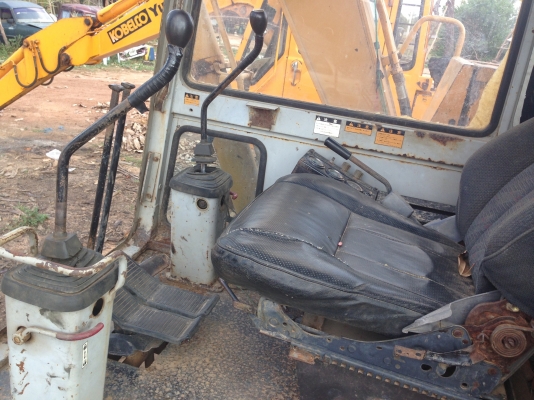 KOMATSU PC 80-3 เอกสารใบอินวอยซ์ รถบอดี้สวยครับสภาพดีพร้อมใช้งาน เครื่องเดิมปั๊มเดิมแห้งแรงดี ทำงานเร็ว บูมอาร์มไม่ปะไม่ดาม เอวแน่นดี ช่วงล่างโซ่บูทใบแทรกหนาดีประมาณ 70\% พร้อมทำงานได้เลย ราคาต่อรองได้เลยครับ