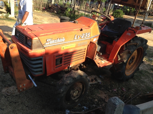 ขายรถไถ Kubota L1-235 (4WD) พร้อมผานดันหน้า ,ผานพรวน-คราด พวงมาลัยเพาเวอร์ อุปกรณ์พร้อมใช้งาน รถสภาพ