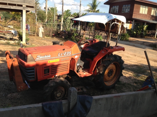 ขายรถไถ Kubota L1-235 (4WD) พร้อมผานดันหน้า ,ผานพรวน-คราด พวงมาลัยเพาเวอร์ อุปกรณ์พร้อมใช้งาน รถสภาพ ขายรถไถ Kubota L1-235 (4WD) พร้อมผานดันหน้า ,ผานพรวน-คราด พวงมาลัยเพาเวอร์ อุปกรณ์พร้อมใช้งาน รถสภาพ