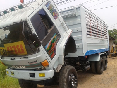 ขาย Isuzu FXZ สิบล้อสองเพลาดั้มพ์ เครื่อง 240 แรง สวยพร้อมใช้ โทร 088-4501277