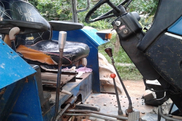 ขาย รถไถ 2เพลา FORD-TS90 NEWHOLLAND เครื่องแห้งไม่เยิ้ม กรองใหญ่ เกียร์กลาง สภาพดี แขนไม่ปะ คานใหญ่ ยางดี4เส้น พร้อมอุปกรณ์2ชิ้น ใบดันกับผาน5  เอกสารเล่มทะเบียน ขายตามสภาพ พร้อมใช้ พร้อมลุยงาน ราคาต่อรองได้ครับ