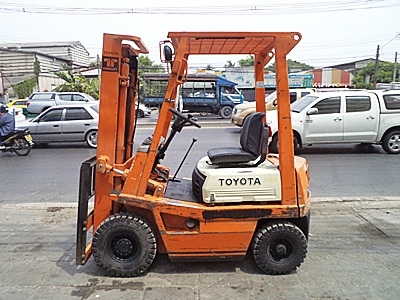 ขายรถยกโตโยต้า 1 ตัน (รุ่น4) เครื่องเบนซิน  กระบอกคู่  ยางตันใหม่ 4 ล้อ เสาสูง 3 เมตร  พวงมาลัยเพาเว่อร์ สีเดิมจากนอก นำเข้าจากญี่ปุ่น ใช้งานได้ทันที