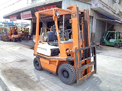 ขายรถยกโตโยต้า 1 ตัน (รุ่น4) เครื่องเบนซิน  กระบอกคู่  ยางตันใหม่ 4 ล้อ เสาสูง 3 เมตร  พวงมาลัยเพาเว่อร์ สีเดิมจากนอก นำเข้าจากญี่ปุ่น ใช้งานได้ทันที