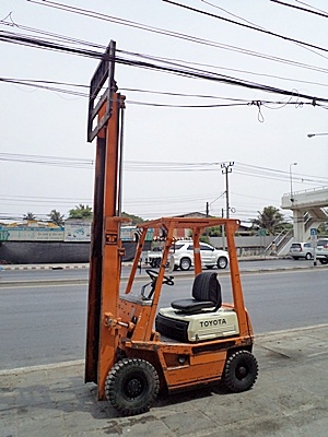 ขายรถยกโตโยต้า 1 ตัน (รุ่น4) เครื่องเบนซิน  กระบอกคู่  ยางตันใหม่ 4 ล้อ เสาสูง 3 เมตร  พวงมาลัยเพาเว่อร์ สีเดิมจากนอก นำเข้าจากญี่ปุ่น ใช้งานได้ทันที