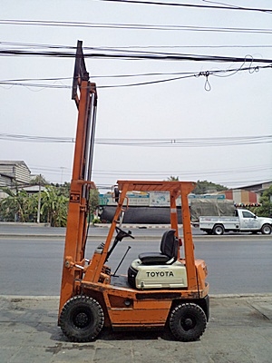 ขายรถยกโตโยต้า 1 ตัน (รุ่น4) เครื่องเบนซิน  กระบอกคู่  ยางตันใหม่ 4 ล้อ เสาสูง 3 เมตร  พวงมาลัยเพาเว่อร์ สีเดิมจากนอก นำเข้าจากญี่ปุ่น ใช้งานได้ทันที