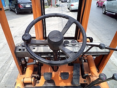 ขายรถยกโตโยต้า 1 ตัน (รุ่น4) เครื่องเบนซิน  กระบอกคู่  ยางตันใหม่ 4 ล้อ เสาสูง 3 เมตร  พวงมาลัยเพาเว่อร์ สีเดิมจากนอก นำเข้าจากญี่ปุ่น ใช้งานได้ทันที