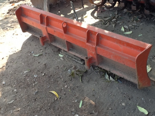 ขายใบมีดตัวดันหน้าตราช้าง สภาพดีตามรูป  8000 บาท