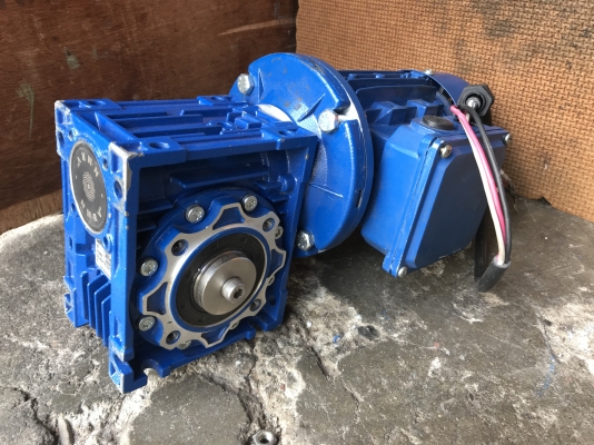 ขายมอเตอร์เกียร์เพลาสวม Motovario 1/4HP. 380V อัตราทด 1:100 สภาพสวยใหม่มาก พร้อมใช้งาน