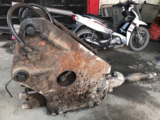 ขายรถแบคโฮ HITACIH ZX 120-1 ปี.56 พร้อมหัวกระแทก และลาย เอกสารใบแจ้งจำหน่าย สีสวยเดิมๆ ไฟฟ้าครบ ระบบเต็ม เอวมีขยับนิดหน่อย มูมฮาร์สวย ปุ้งกี้สวย แอร์เย็น ภายในเก๋งสวย เครื่องแน้น ปั้มแรง โซ้หนา แผ่นสภาพ 90\% เฟรมสวย รถทำงานเร็วหายห่วง สนใจรีบจองด่วน 081-35