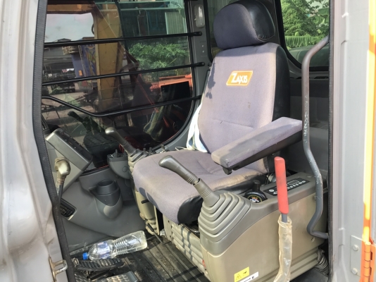 ขายรถแบคโฮ HITACIH ZX 120-1 ปี.56 พร้อมหัวกระแทก และลาย เอกสารใบแจ้งจำหน่าย สีสวยเดิมๆ ไฟฟ้าครบ ระบบเต็ม เอวมีขยับนิดหน่อย มูมฮาร์สวย ปุ้งกี้สวย แอร์เย็น ภายในเก๋งสวย เครื่องแน้น ปั้มแรง โซ้หนา แผ่นสภาพ 90\% เฟรมสวย รถทำงานเร็วหายห่วง สนใจรีบจองด่วน 081-35