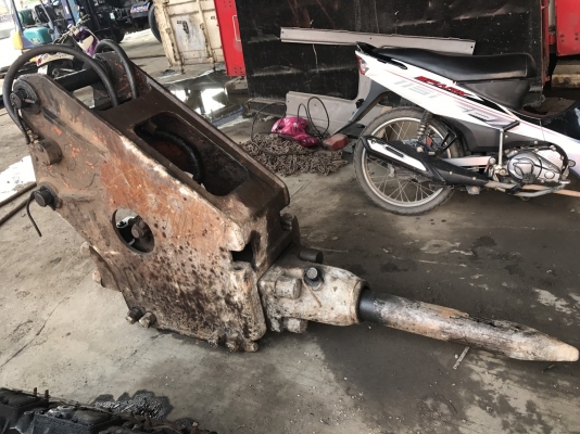 ขายรถแบคโฮ HITACIH ZX 120-1 ปี.56 พร้อมหัวกระแทก และลาย เอกสารใบแจ้งจำหน่าย สีสวยเดิมๆ ไฟฟ้าครบ ระบบเต็ม เอวมีขยับนิดหน่อย มูมฮาร์สวย ปุ้งกี้สวย แอร์เย็น ภายในเก๋งสวย เครื่องแน้น ปั้มแรง โซ้หนา แผ่นสภาพ 90\% เฟรมสวย รถทำงานเร็วหายห่วง สนใจรีบจองด่วน 081-35