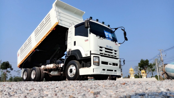 ขายครับ ISUZU 360แม่เดี่ยว เฟืองช้าปี57ปลาย ปี  ขายทั้งสดและผ่อน ครับยางใหม่หมด10เส้น