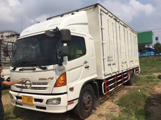 ขาย 895,000 รถ 6 ล้อ ตู้แห้ง 10 บาน HINO MEGA ปี 48 เครื่อง 220 แรง หัวบาง ยางดี คัชซีสวย รถสวยพร้อมใช้ รถอยู่ กทม. 090-772-3710 090-772-3708
