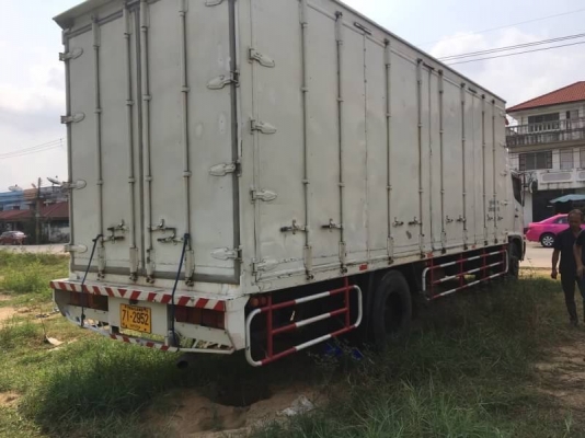 ขาย 895,000 รถ 6 ล้อ ตู้แห้ง 10 บาน HINO MEGA ปี 48 เครื่อง 220 แรง หัวบาง ยางดี คัชซีสวย รถสวยพร้อมใช้ รถอยู่ กทม. 090-772-3710 090-772-3708