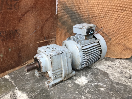 ขายมอเตอร์เกียร์ SEW eurodrive 2HP. 380V อัตราทด 1:5.6 เพลาออกประมาณ 249รอบต่อนาที สภาพสวย หมุนนิ่ม พร้อมใช้งาน ราคา 5,200 บาท