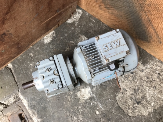 ขายมอเตอร์เกียร์ SEW eurodrive 2HP. 380V อัตราทด 1:5.6 เพลาออกประมาณ 249รอบต่อนาที สภาพสวย หมุนนิ่ม พร้อมใช้งาน ราคา 5,200 บาท