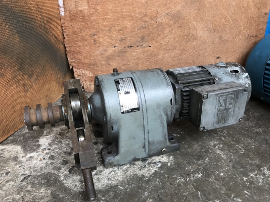 ขายมอเตอร์เกียร์ SEW eurodrive 1/2HP. 380V มีระบบเบรคในตัว อัตราทด 1:69 เพลาออกประมาณ 20รอบต่อนาที สภาพสวย หมุนนิ่ม พร้อมใช้งาน ราคา 3,400 บาท