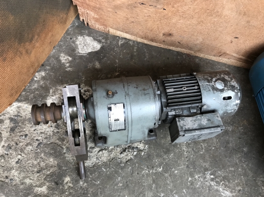 ขายมอเตอร์เกียร์ SEW eurodrive 1/2HP. 380V มีระบบเบรคในตัว อัตราทด 1:69 เพลาออกประมาณ 20รอบต่อนาที สภาพสวย หมุนนิ่ม พร้อมใช้งาน ราคา 3,400 บาท