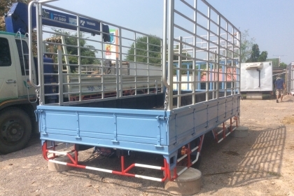 ขายกระบะพร้อมรั้วเหล็ก ISUZU NPR ยาว 4.5 เมตร กว้าง 2.15เมตร ครัทซีกว้าง 0.75 เมตร พื้นปูเหล็ก ศุภาก