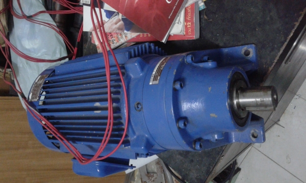 มอเตอร์เกียร์ 3 แรงขาตั้ง.หน้าแปลน ต่อใช้ไฟบ้านได้ สภาพใหม่เก่าเก็บคับ