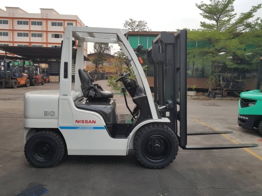 รถยกนิสสัน 3 ตัน เสาาสูง 3 เมตร เกียร์ธรรมดา เครื่องดีเซล