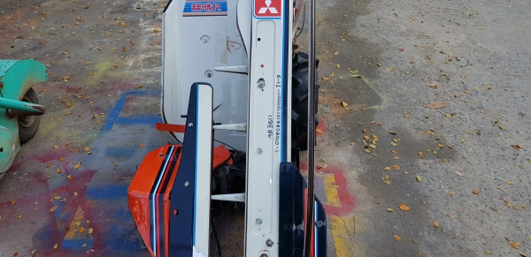 รถเกี่ยวข้าวมัดทิ้ง ด้ครับ id 0819170852