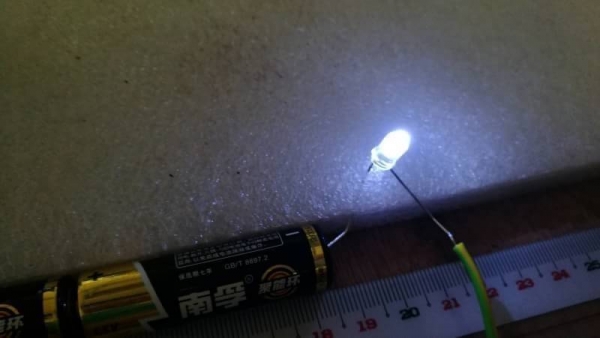 200 บ.ส่งถึงบ้านฟรีโทร 083-2000058 LINE ID: line832923 ชุดหลอดไฟ LED จากญี่ปุ่น ยี่ห้อ TOYODA GOSEI 