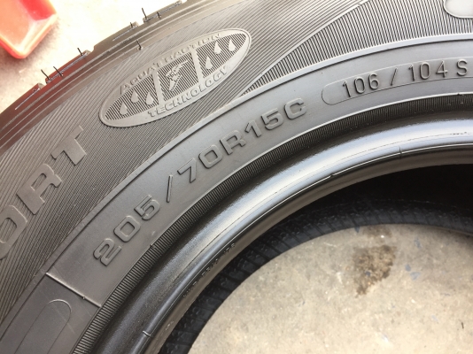 ยาง Goodyear 215-70-15 ปี 17 2 เส้น 2200  สวยๆไม่มีปะไม่บวมไม่กินข้างดอกยางเหลือเยอะเอาไปวิ่งกันใด้อีกยาวค่ะ