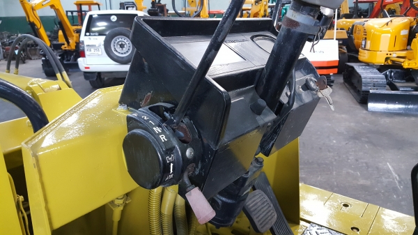 ขาย รถตัก MITSUBISHI รุ่น WS200A มือสองญี่ปุ่น  ตักได้ ครึ่งคิว สองเพลา เอวออ่อน  เกียร์ทอร์ค เครื่องดีเซล 3สูบ สวยพร้อมใช้งาน มือถือ 0818753444