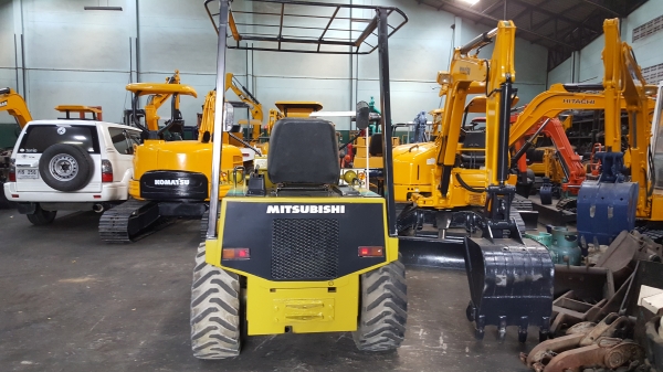 ขาย รถตัก MITSUBISHI รุ่น WS200A มือสองญี่ปุ่น  ตักได้ ครึ่งคิว สองเพลา เอวออ่อน  เกียร์ทอร์ค เครื่องดีเซล 3สูบ สวยพร้อมใช้งาน มือถือ 0818753444