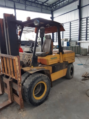 โฟคลิฟท์4.5 ตันโตโยต้ารุ่น 5 ราคา 280,000 บาทรถโฟคลิฟท์ไฟฟ้า 2.5 ตันแบตดีราคา 160,000 บาท