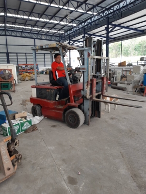 โฟคลิฟท์4.5 ตันโตโยต้ารุ่น 5 ราคา 280,000 บาทรถโฟคลิฟท์ไฟฟ้า 2.5 ตันแบตดีราคา 160,000 บาท