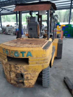 โฟคลิฟท์4.5 ตันโตโยต้ารุ่น 5 ราคา 280,000 บาทรถโฟคลิฟท์ไฟฟ้า 2.5 ตันแบตดีราคา 160,000 บาท