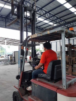 โฟคลิฟท์4.5 ตันโตโยต้ารุ่น 5 ราคา 280,000 บาทรถโฟคลิฟท์ไฟฟ้า 2.5 ตันแบตดีราคา 160,000 บาท