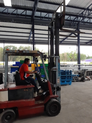 โฟคลิฟท์4.5 ตันโตโยต้ารุ่น 5 ราคา 280,000 บาทรถโฟคลิฟท์ไฟฟ้า 2.5 ตันแบตดีราคา 160,000 บาท