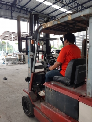โฟคลิฟท์4.5 ตันโตโยต้ารุ่น 5 ราคา 280,000 บาทรถโฟคลิฟท์ไฟฟ้า 2.5 ตันแบตดีราคา 160,000 บาท