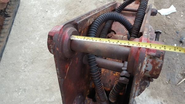 ขายหัวเจาะ สำหรับไซร์ รถขุด 40-50 สำหรับรถขุดเล็ก  ซอกแขนกว้าง 18.5 cm สลัก  45 มิล เก่านอกยังไม่เคยใช้งานในไทย สนใจดูสินค้าสอบถาม 089-2619445