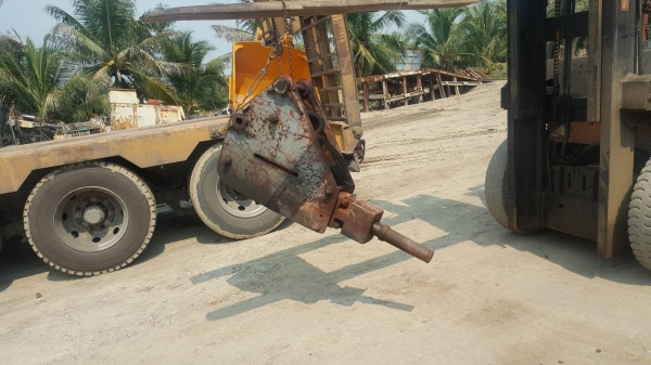 ขายหัวเจาะ สำหรับไซร์ รถขุด 40-50 สำหรับรถขุดเล็ก  ซอกแขนกว้าง 18.5 cm สลัก  45 มิล เก่านอกยังไม่เคยใช้งานในไทย สนใจดูสินค้าสอบถาม 089-2619445