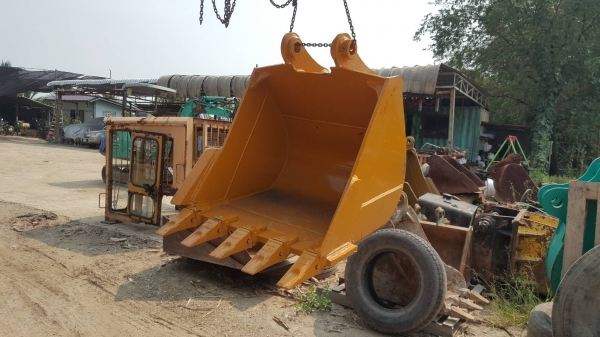 ขายด่วนบุ้งกี๋***ใหม่ของใหม่**ใช้สำหรับรขุด100-120  สลัก65มิล/ปากกว้าง36 นิ้ว สนใจดูสินค้า 089-2619445