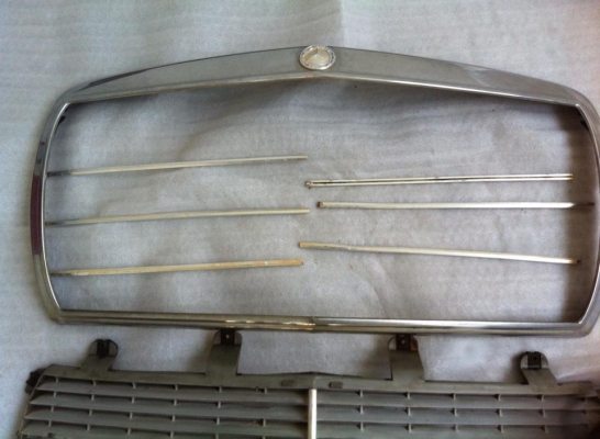 กระจังหน้า Benz w123 แท้มือสอง