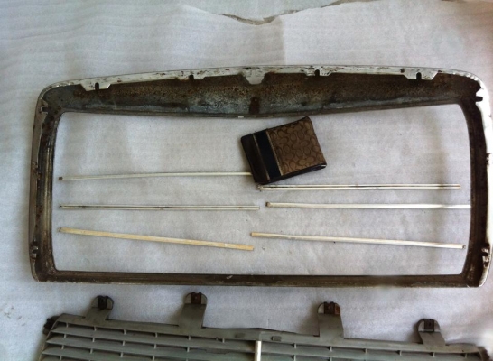 กระจังหน้า Benz w123 แท้มือสอง